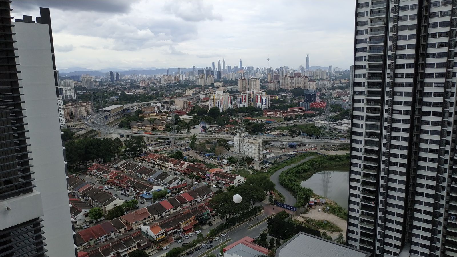 从 Lakeville Residence 大楼向南远眺:近处是排屋,远方是吉隆坡天际线
