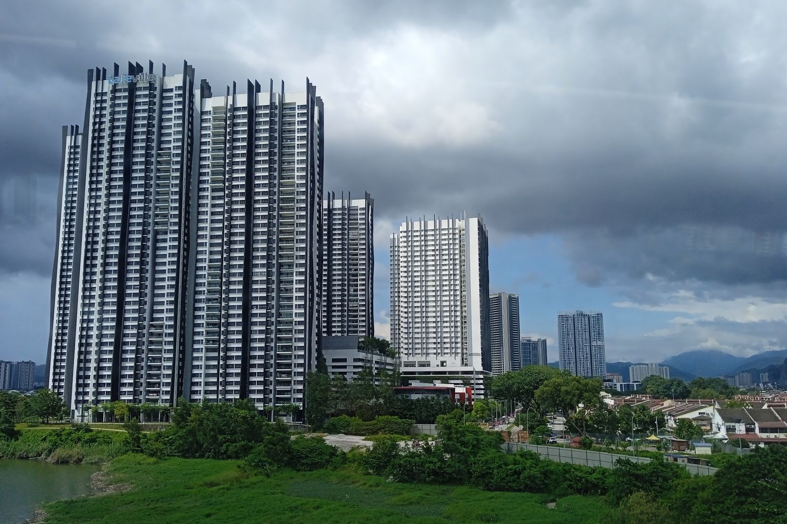 风雨欲来的天空下,湖岸旁的 Lakeville Residence 大楼