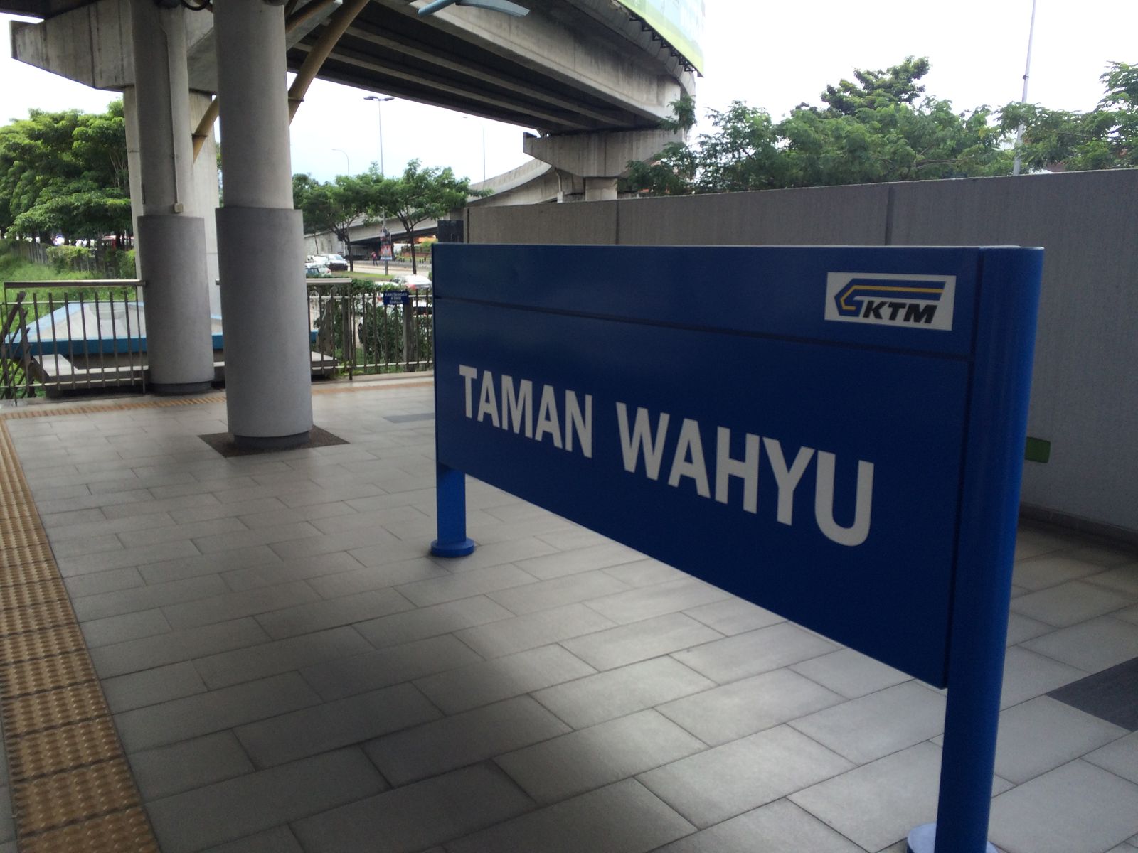 Taman Wahyu KTM 通勤火车月台与蓝色站名牌