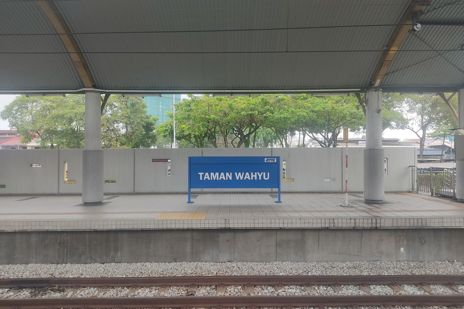 KTM 通勤火车月台上的 Taman Wahyu 站名牌